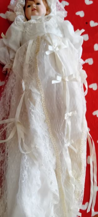 Bebé grandito vestido longo e touca.