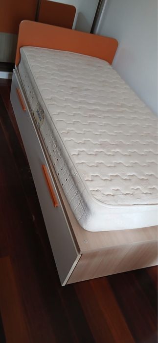 Cama individual com cama extra + colchões