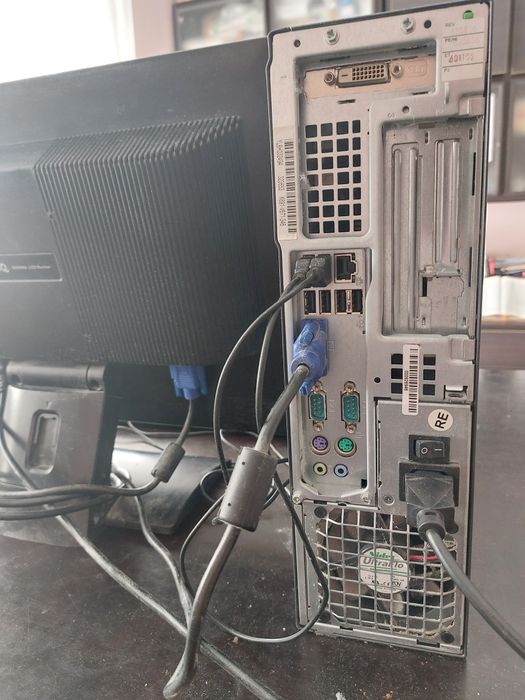 Komputer stacjonarny z monitorem plus głośniki i kamerka