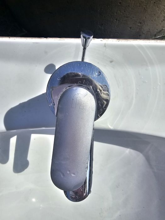 Umywalka Roca z kranem