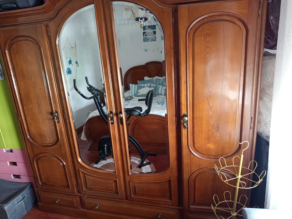 Dois guarda-roupa por 80 euros