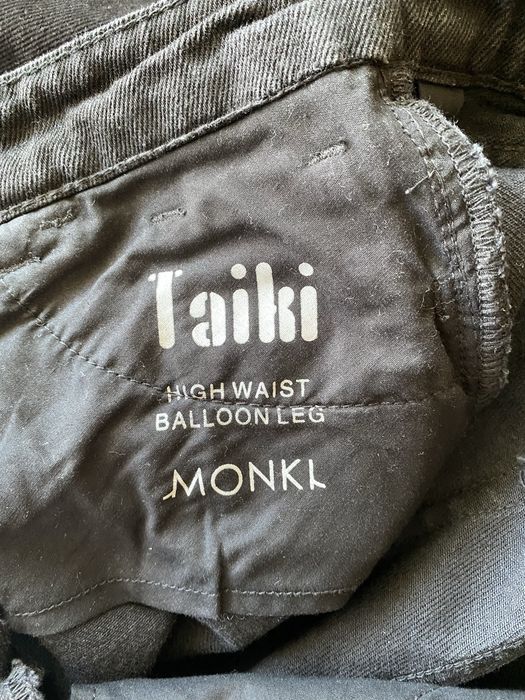 Monki - czarne spodnie z wysokim stanem i cekinami