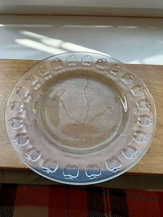 Тарелки стеклянные.