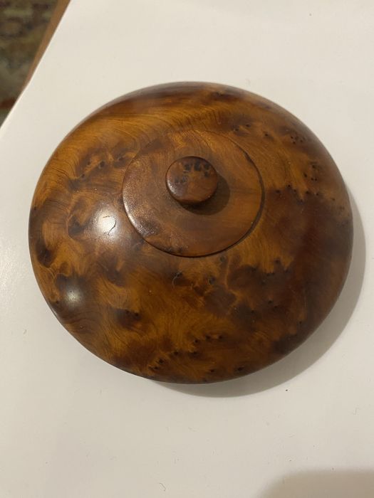 Caixa artesanal em madeira de raiz com veios naturais únicos