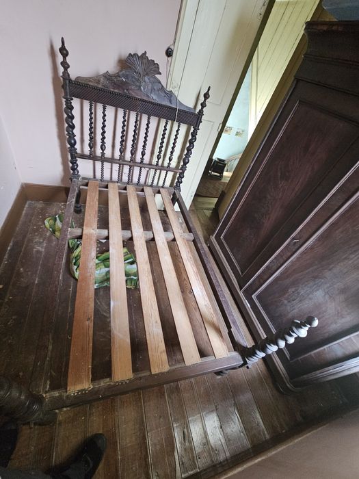 Cama solteiro antiga