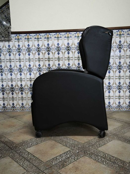 Cadeirão Reclinável Articulado com Rodas – Pele Preta (Ler Descrição)