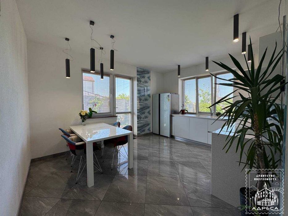 Добротний цегляний будинок в передмісті Рівного (село Бармаки)