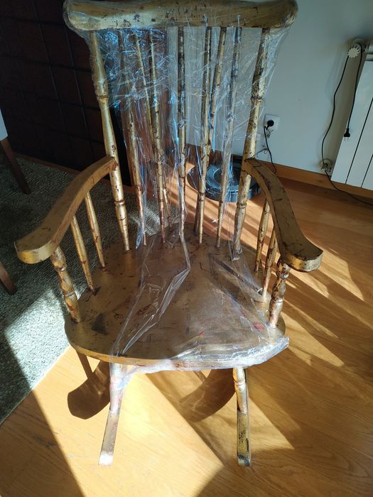 Cadeira Baloiço restaurada pintada a folha de ouro