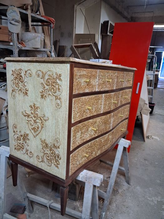 Movel decorado com aplicações a folha dourada