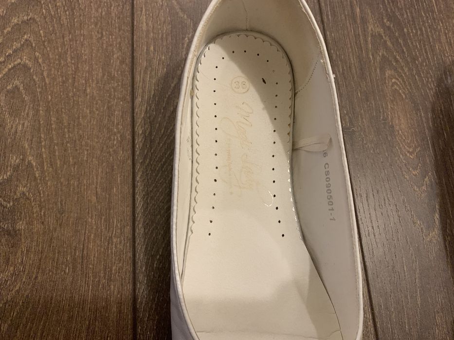 Buty komunijne dziewczęce rozmiar 36. Długość wkładki 21 cm.