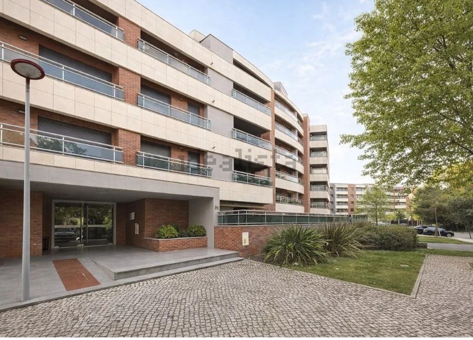 Apartamento T2 exclusivo com box privada para 6 viaturas – Urbanização Malvarosa, Alverca