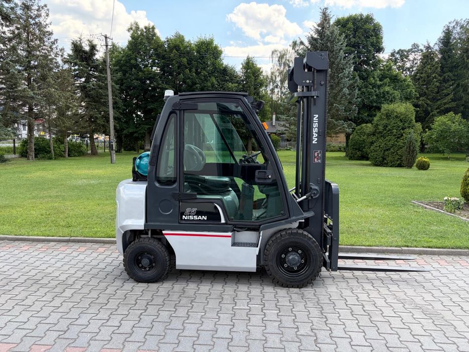 Wozek widlowy Nissan 2,5 tony LPG kabina przesuw boczny