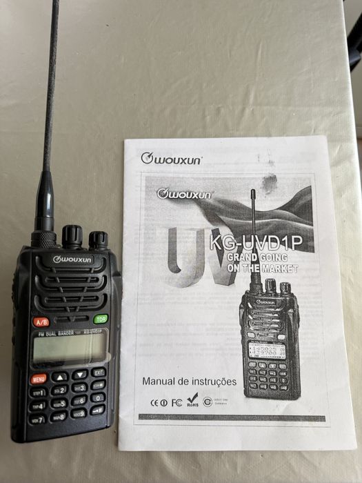 Radio portatil  amador VHF e UHF e FM vendo   Com base de carregamento  Otimo