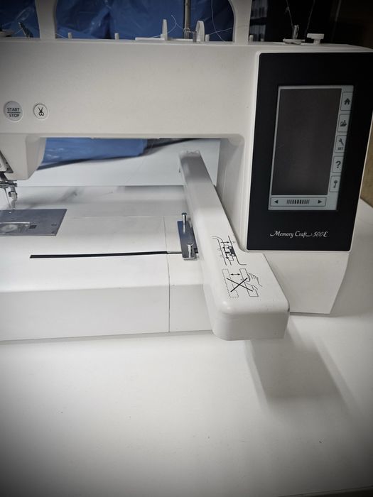 Haftciarka Janome Memory Craft 500E – Profesjonalna Maszyna Haftująca