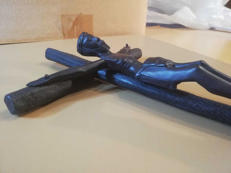 Crucifixo com Cristo em Pau Preto.