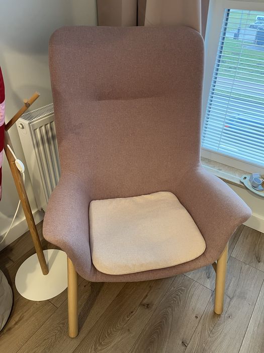 Fotel różowy z wysokim oparciem VEDBO IKEA