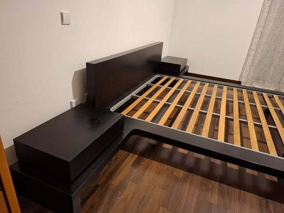 Cama king size com mesas cabeceira