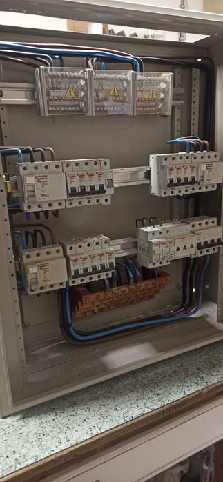 Quadro elétrico em  Metal ......................