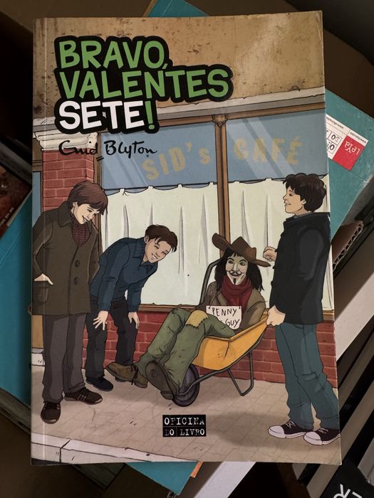 Varios livros de Os cinco/o misterio/as gemeas entre outros