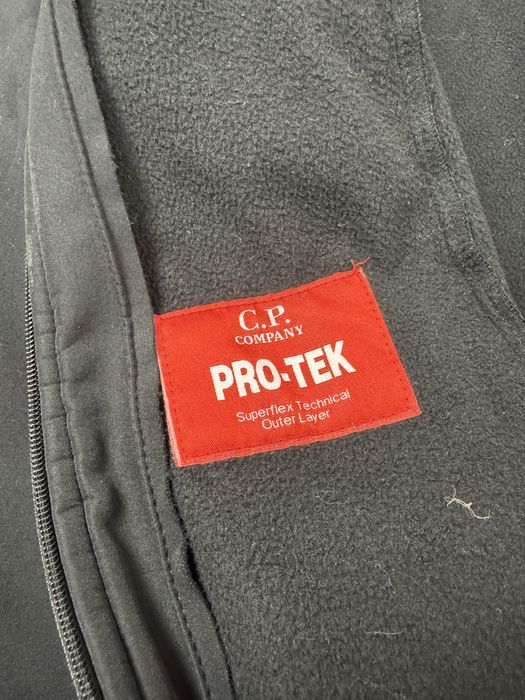 Чоловіча стильна спортивна куртка soft shell з лінзами c.p. company