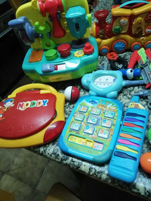 Caixa de legos e brinquedos