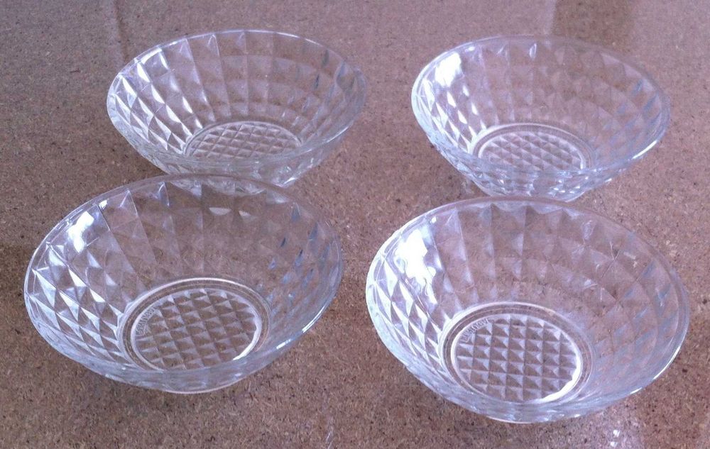 varios conjuntos de taças de vidro