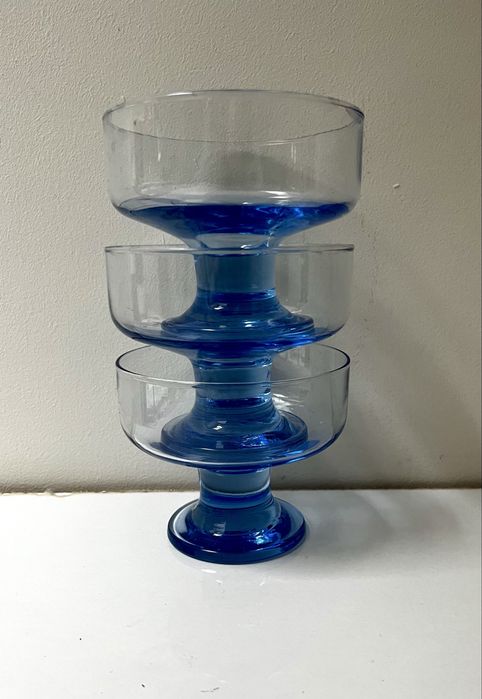 Trzy pucharki deserowe szklo piękny błękit