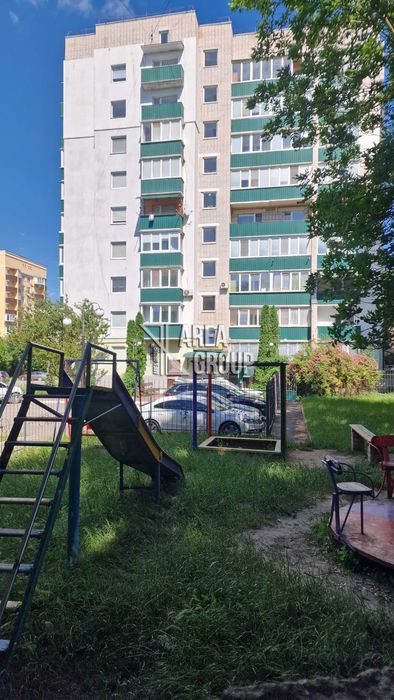 Продається 4-кімнатна квартира на мікрорайоні