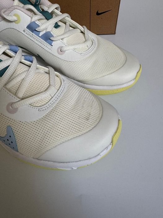 Nowe sneakersy Nike Omni Multi-Court GS białe beżowe 35,5