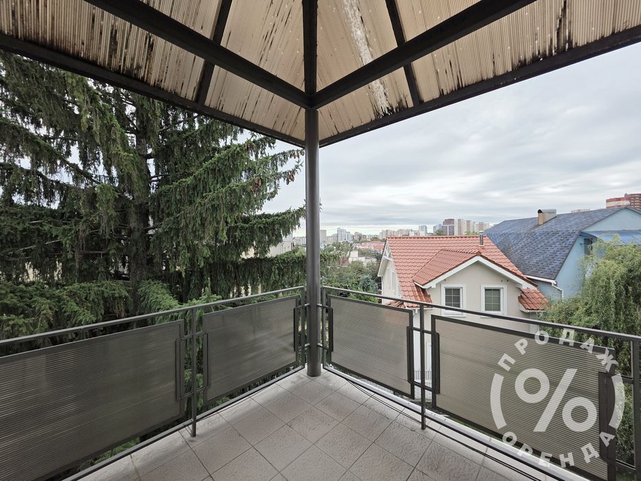 Стильний будинок у центрі з більярдною та камінною кімнатою