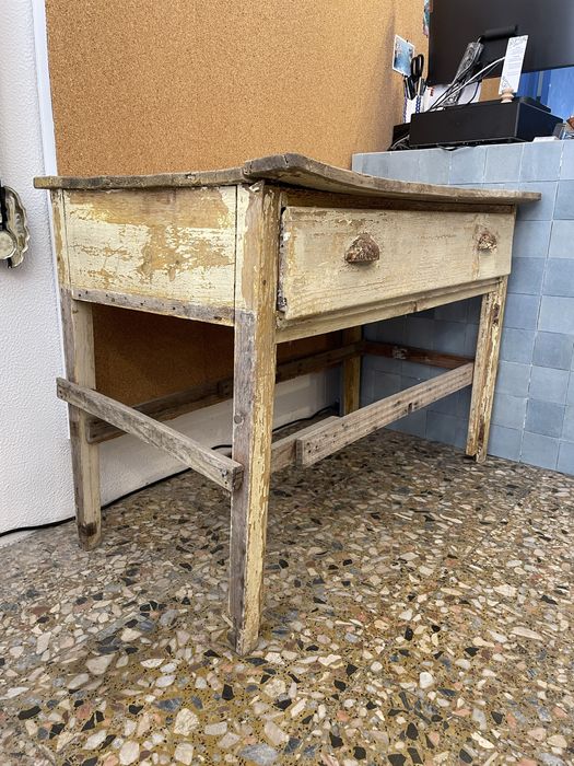 Mesa antiga com gaveta