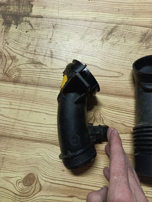 Патрубок воздуховода на Пежо 3008 дизель