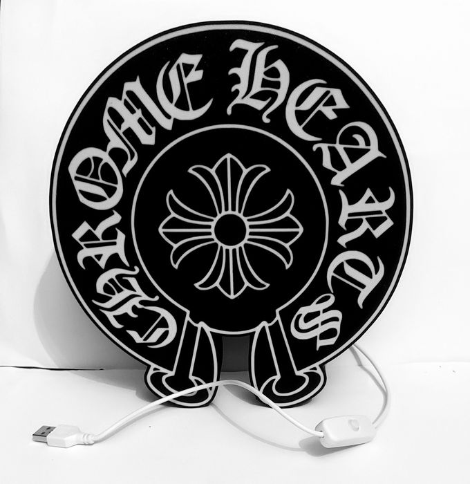 "Chrome heart" lightbox
Aprox 21cm diametro
Com fita luz led no interi