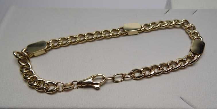 Złota bransoletka pancerka ze sztabkami.