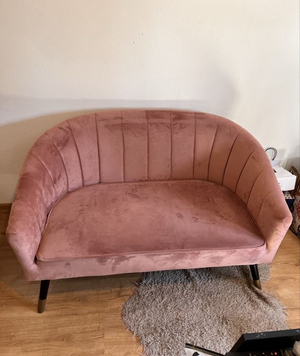 Rózowa sofa welurowa