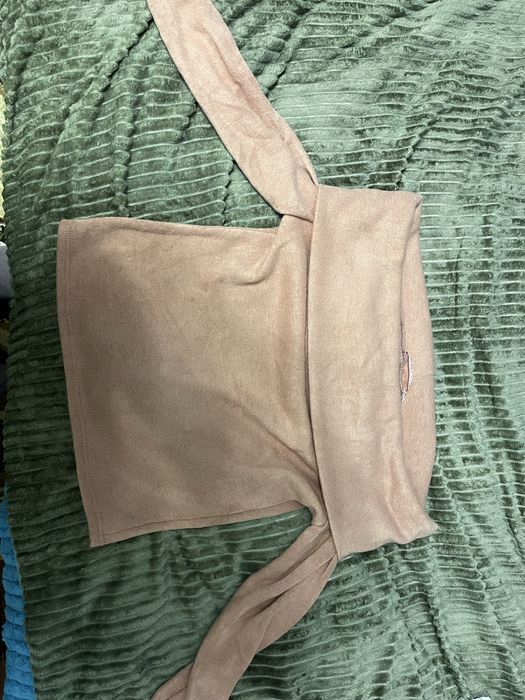 Жіноча кофта з опущеними плечима