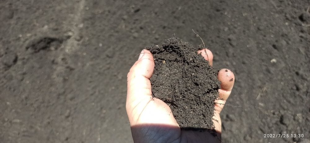 Ziemia czarnoziem przesiewany otoczaki piasek żwir  kopanie stawów