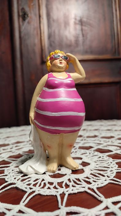 Figurka plażowiczki