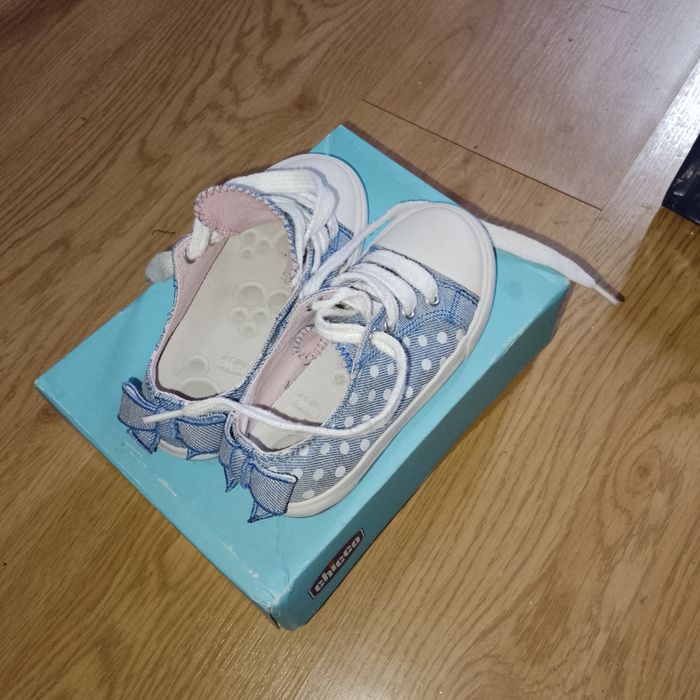 Sapatilhas e sandálias de criança