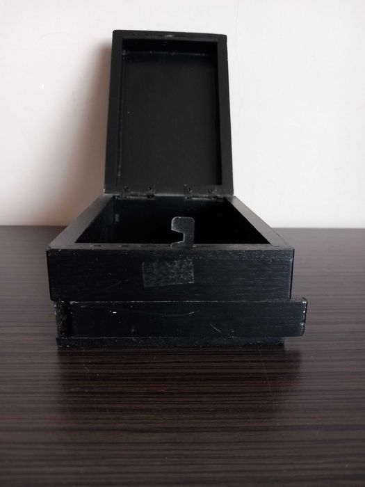 szkatułka drewniana z piratem