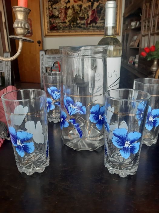 2 Glass Pitchers with 4 Glasses64729970147201121