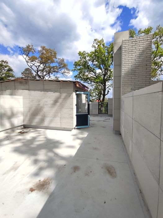 Крайній таун з великою ділянкою в центрі Бучі, дуже гарна тераса