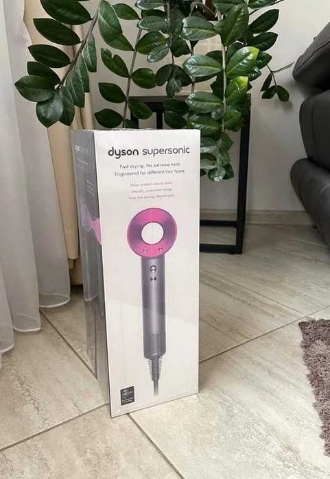 Nowa Stan idealny suszarka do włosów prezent Dyson HD08