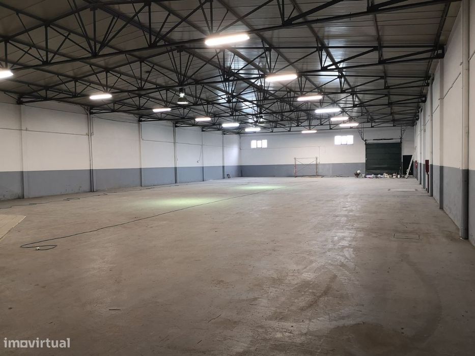 Armazém c/ 950 m2 cobertos + 120m2 escritórios + 390m2 logradouros