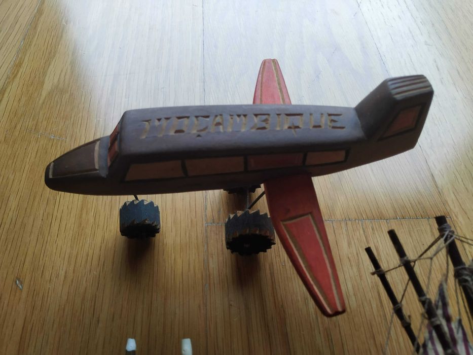 Conjunto 5 brinquedos artesanais em madeira (4 barcos + 1 avião)