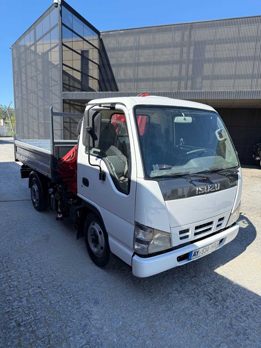 Carrinha Isuzu tribasculante com grua