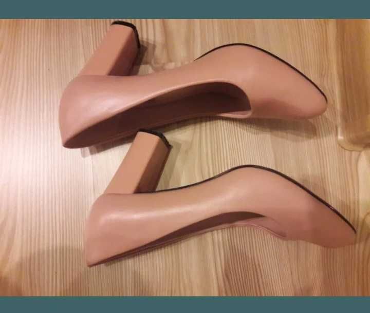 Продам женские туфли. 38 размер. НЕ кожа.