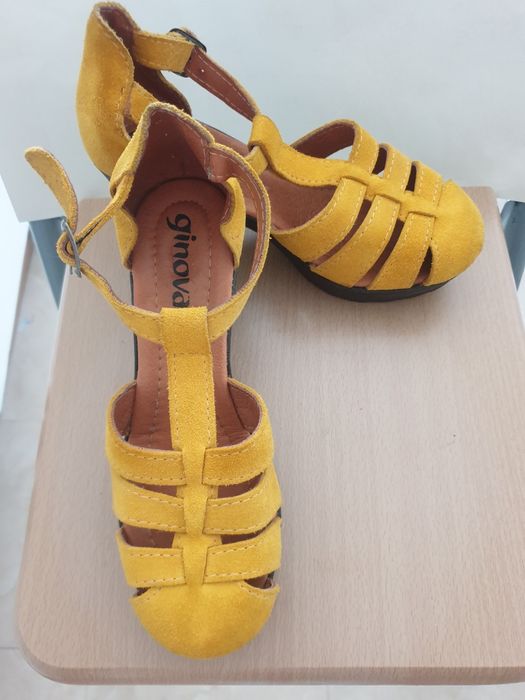 Sandálias amarelas