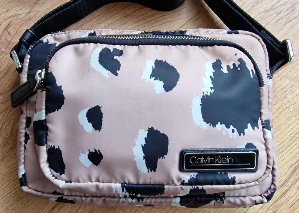 Carteira Calvin Klein rosa com padrão animal