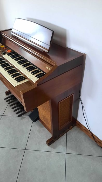 Orgão antigo avariado a necessitar de restauro